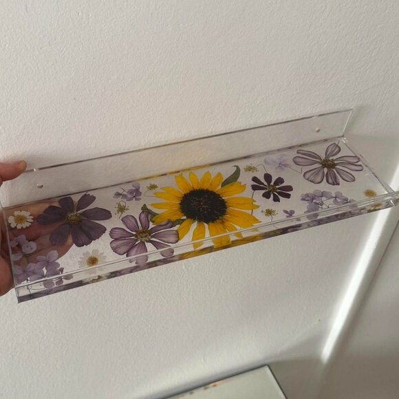 Acrylic floating shelf with real hand picked and pressed flower design - Picture 7 of 7